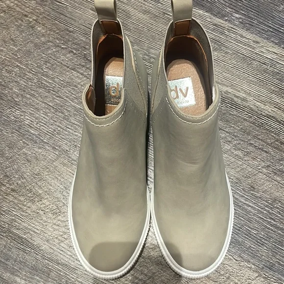 Brand new sneakers - Picture 2 of 5